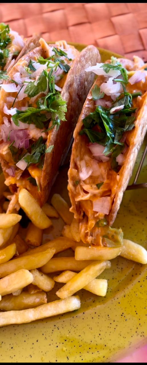 Tacos poulet soft 3 pieces poulet + frites+ boisson ou eau