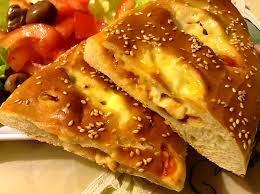 BOL DE PAIN FARCIE AU FROMAGE, SHAWARMA OU POULET PANÉ